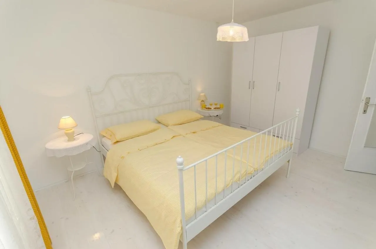 Three-Bedroom Apartment Crikvenica Near Sea كرواتيا